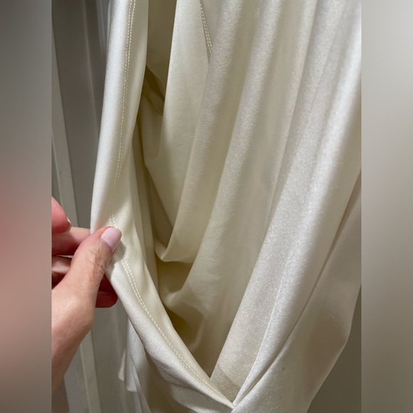 Lesly Evers cream polyester faux wrap silky, drape 3/4 sleeve top size Large - Picture 3 of 5